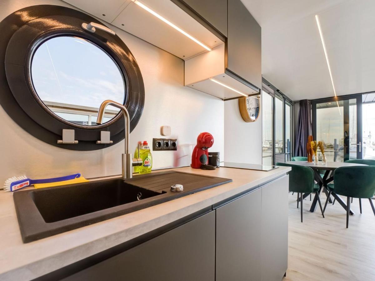 Beautiful Houseboat In Marina Of Volendam Hotel Exterior photo